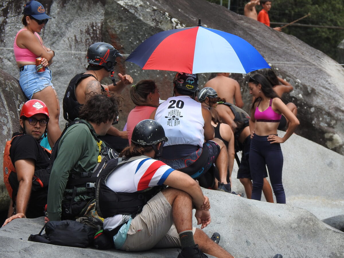 Spectators and community on the riverbank at Canaán de Rivas